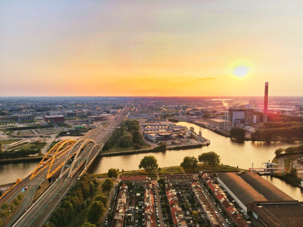 Utrecht vanuit de lucht, de combinatie van woonwijk, spoorweg, autoweg en industrie vraagt om goed geluidsadvies